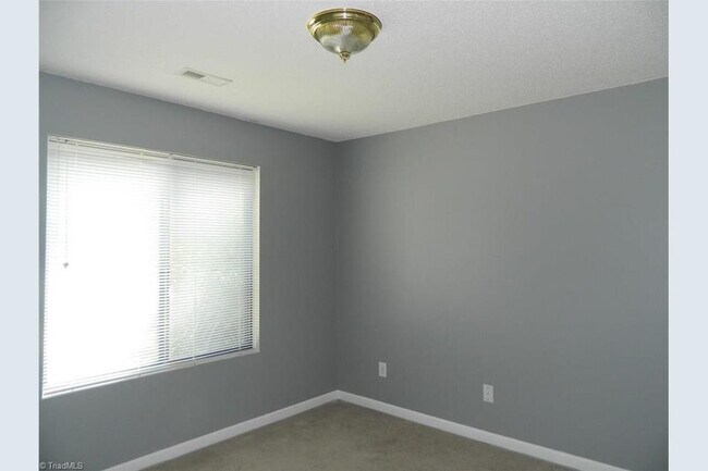 Building Photo - BEAUTIFUL 2 BED/ 2 BATH CONDO AVAILABLE NOW