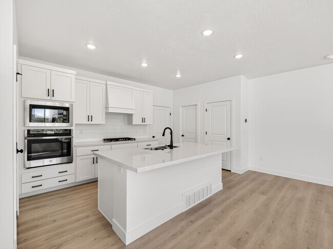 Building Photo - 3 Bed / 3.5 Bath Townhome in Mapleton – Modern, Spacious & Well-Located