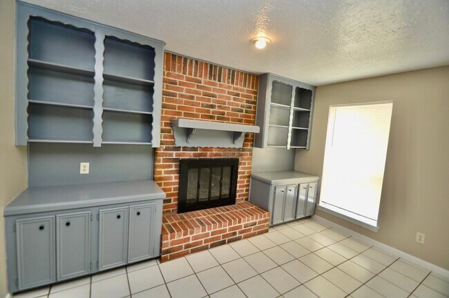 Building Photo - 6822 La Puente Dr