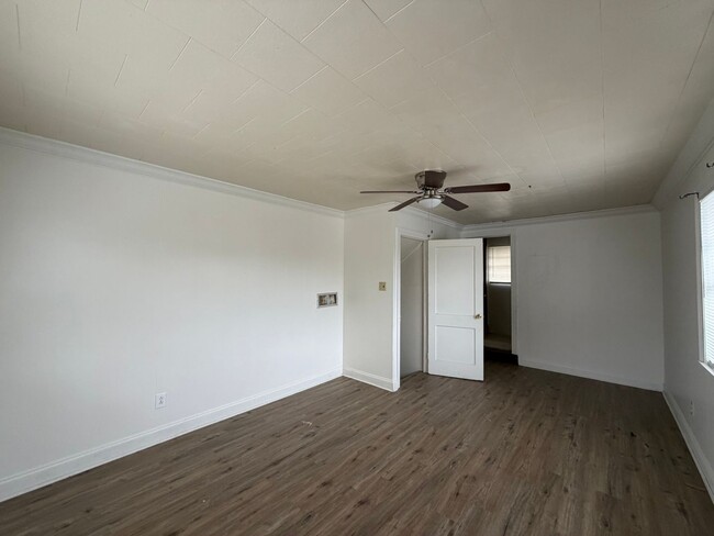 Building Photo - FOR RENT in Lafayette!