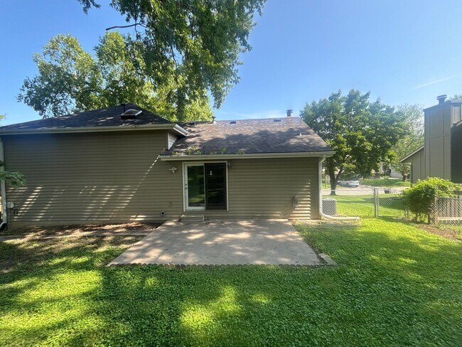Building Photo - 2409 NE Carousel Cir