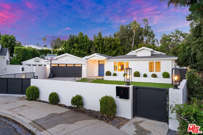 Building Photo - 530 S Bentley Ave