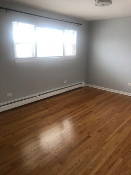 Building Photo - 6044 N Melvina Ave