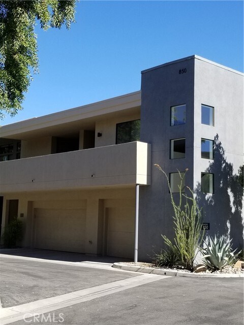 Building Photo - 850 E Palm Canyon Dr
