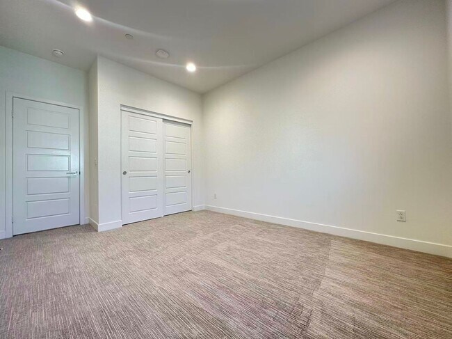 Building Photo - 4 BEDROOM HOME FOR LEASING IN Ontario