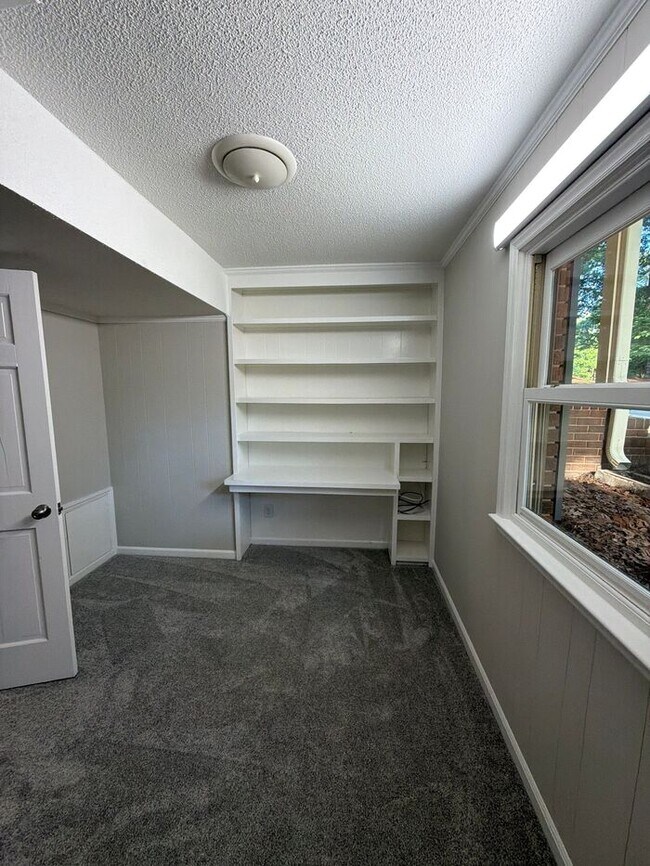 Building Photo - 3 Bedroom 2 Bath Ranch