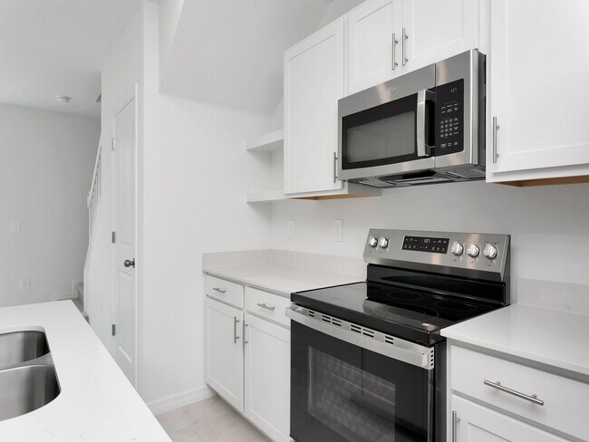 Building Photo - Brand-New 3BR/2.5BA Townhouse for Rent in Lakewood Ranch — $2,300/Month, Internet & Lawn Care Inc...