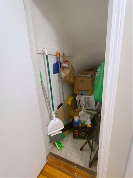 Building Photo - 521 Main St