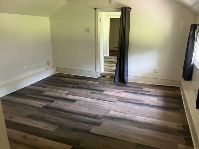 Building Photo - Quiet 1 Bedroom Country Cottage in Rural S...