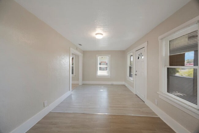 Building Photo - Spacious 2bdrm/1bath home with detached ga...