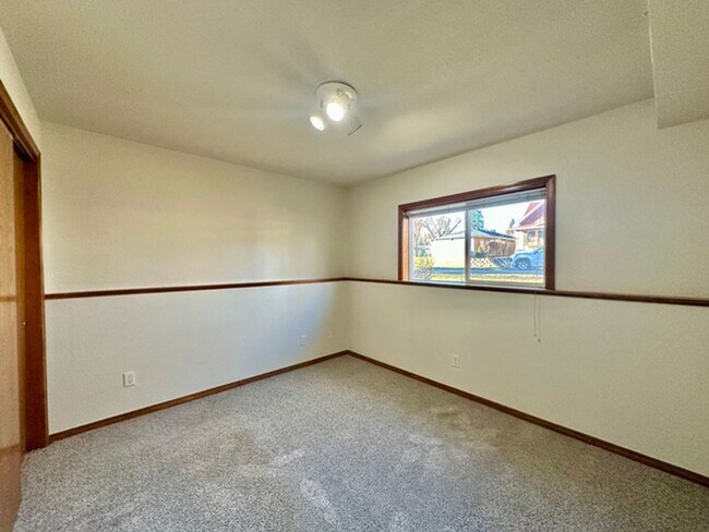 Building Photo - 522 W Summit Ave