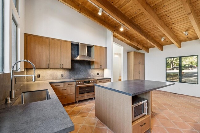 Building Photo - Charming 4BR Home Available in Private Portola Valley Cul de Sac