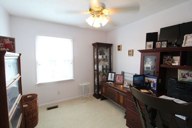 Building Photo - Charming 3-Bedroom Townhome for Rent with ...