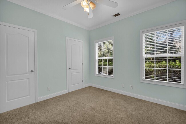 Building Photo - AVAILABLE LATE JULY 2025 (PET FRIENDLY)