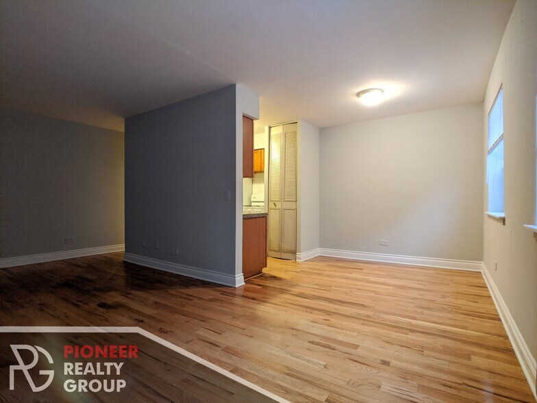 Building Photo - 502 W Briar Pl