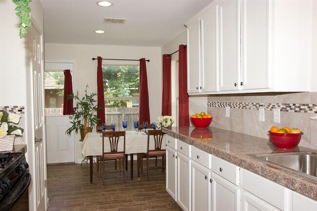 Building Photo - 7304 S Glenn St