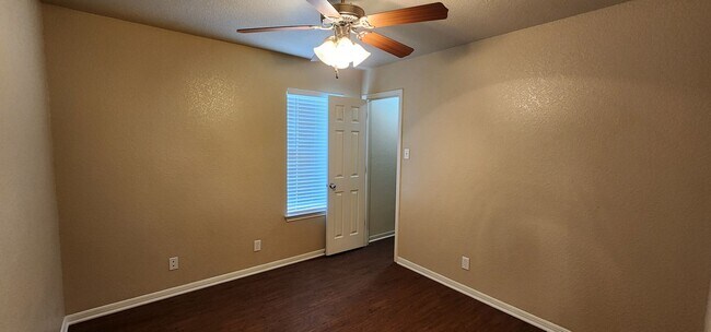 Building Photo - 3 Bedroom 2 bath Duplex South Killeen VIEWABLE SOON