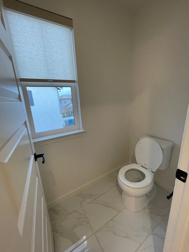 Building Photo - Beautiful new home with open floor plan av...