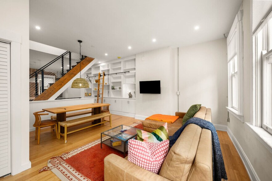 Building Photo - 2 Hust Alley