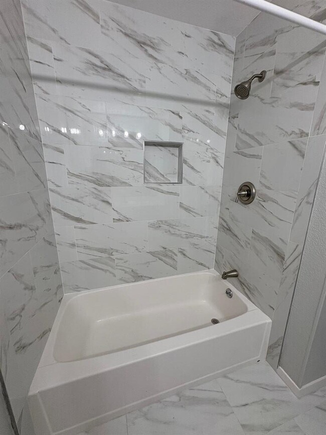 Building Photo - 806 W 24th St