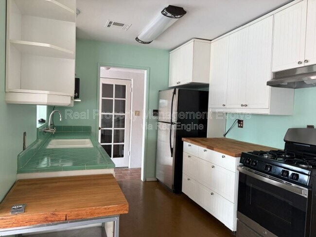 Building Photo - 2246 W Mulberry Dr