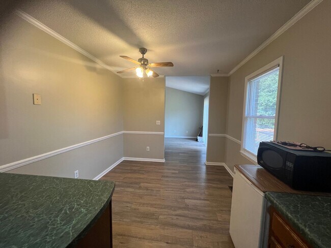 Building Photo - Centrally Located 3 Bedroom House