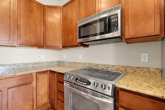 Building Photo - $1,740.95, 1 Bed, 1 Bath Condo in Englewood with AC and In Unit Laundry!