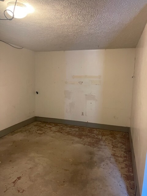 Building Photo - 320 Station St