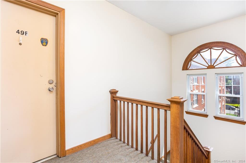 Front of the apartment-Wide and bright - 49 Willard St