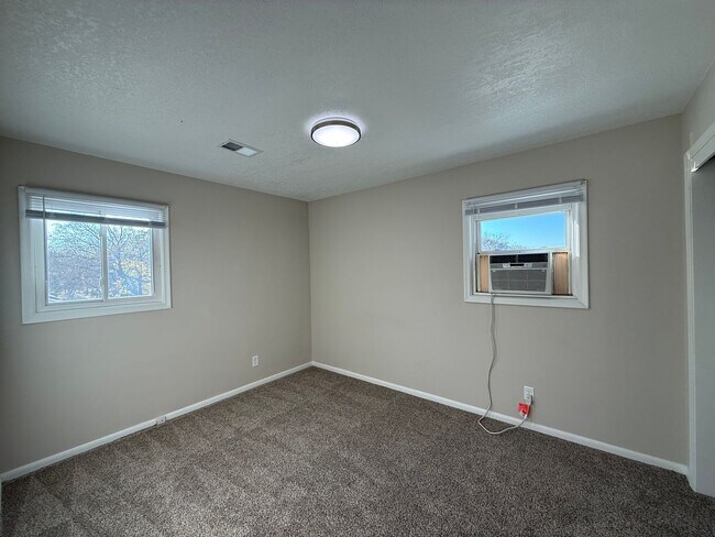 Building Photo - 2606 E Hennepin Ave