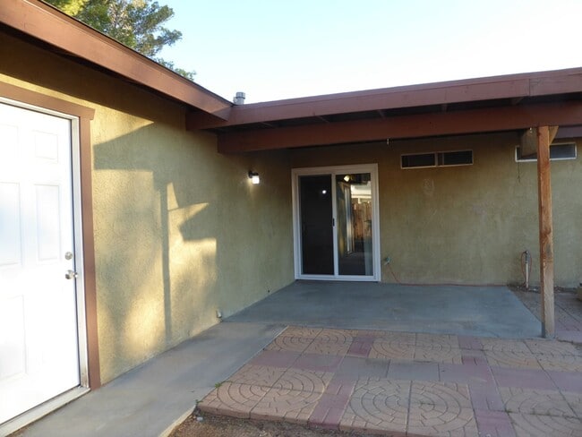 Building Photo - Please contact Vaughn Realty to set up an ...