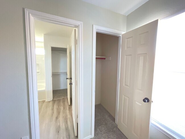 Building Photo - 360 Virtual Tour Available