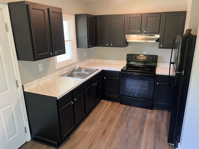 Building Photo - Large 4 Bedroom 2 Bath Home