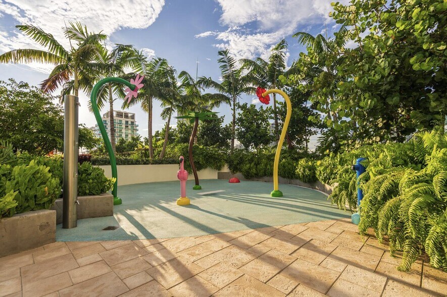 Building Photo - 700 NE 24th St