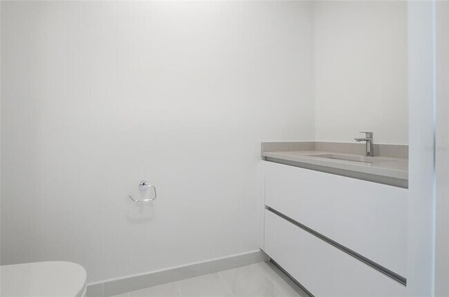 Building Photo - 400 Central Ave