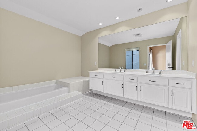 Building Photo - 1561 Palisades Dr