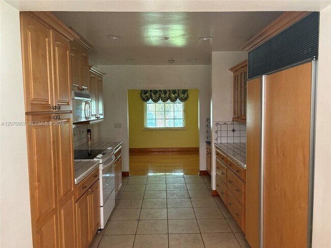 Building Photo - 805 Paradiso Ave