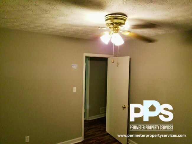 Building Photo - 6999 Knollwood Dr