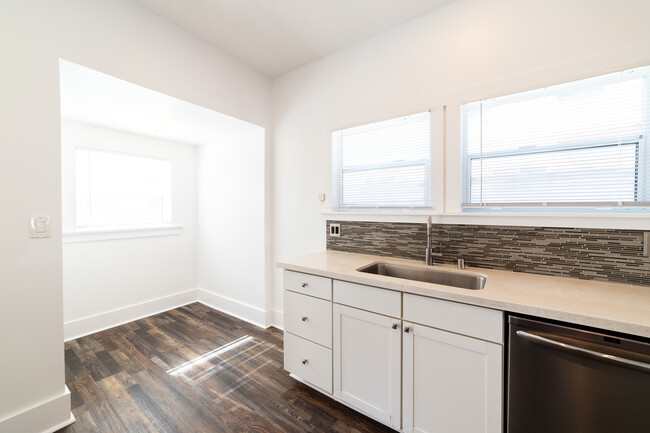 Building Photo - 321 Heliotrope Dr