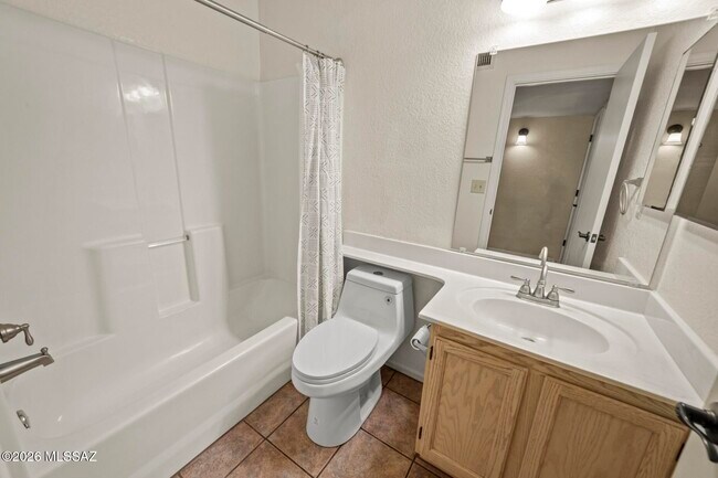 Building Photo - 3067 W Country Hill Dr