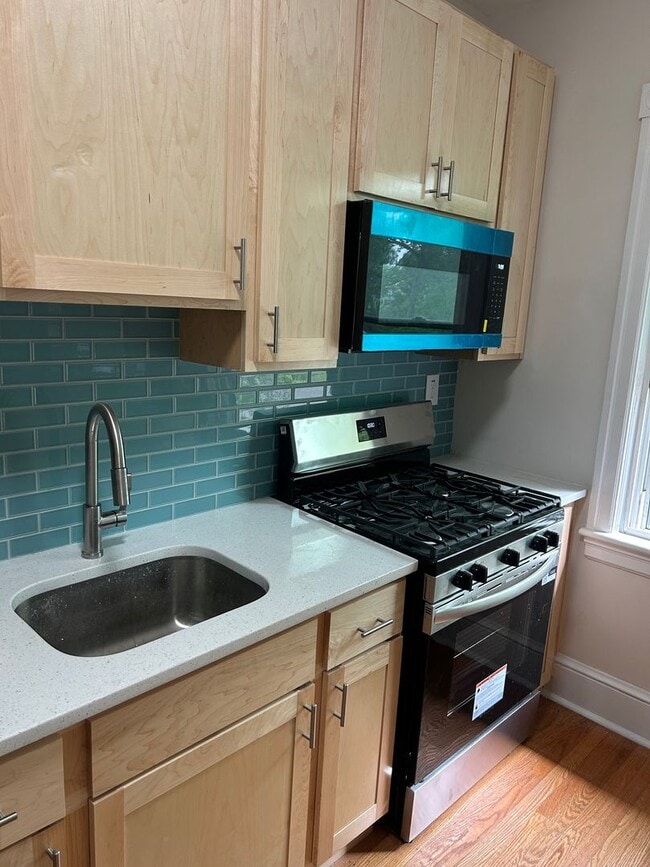 Building Photo - Renovated 2 Bed Apartment 1 block to downtown with Laundry and Central Air