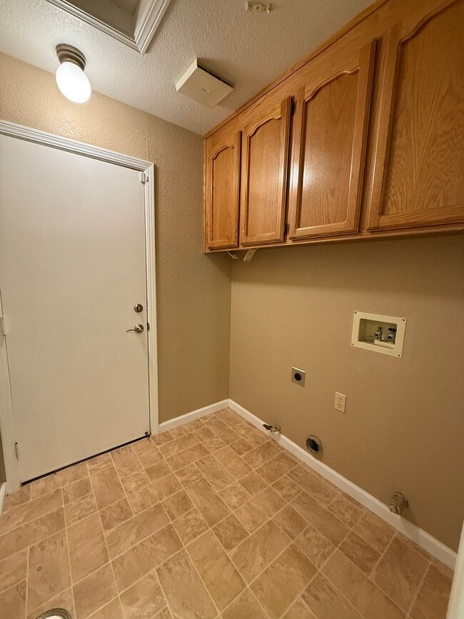 Building Photo - A Cute Single Quiet Court Home!