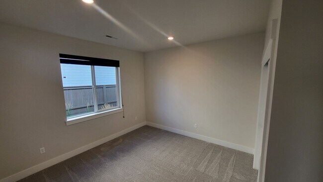 Building Photo - 4 BR/2.5 BA Single-Level home at Trailside
