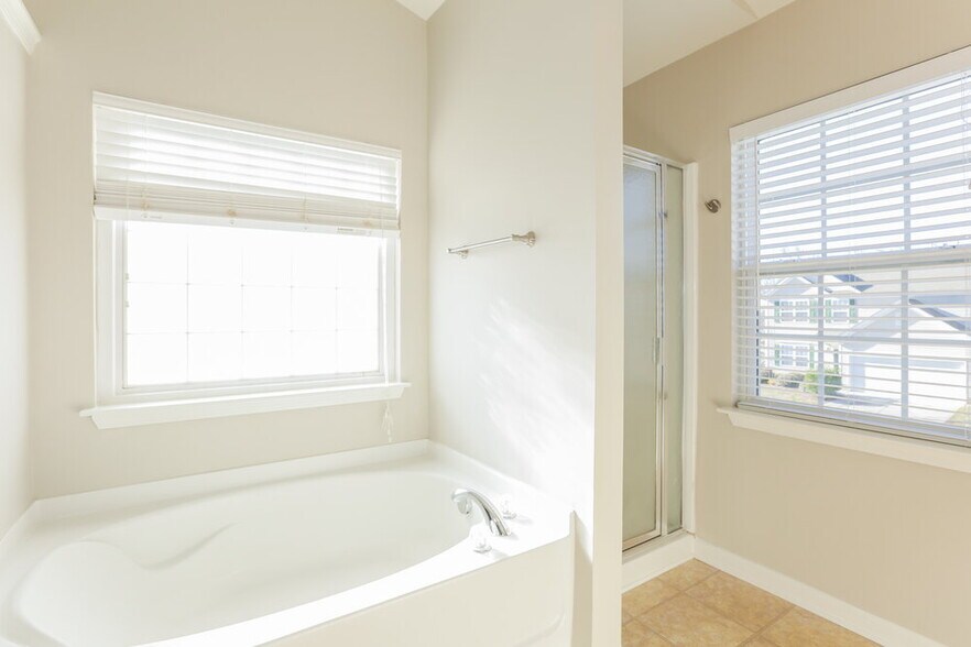 Building Photo - 6415 Glenolden Dr