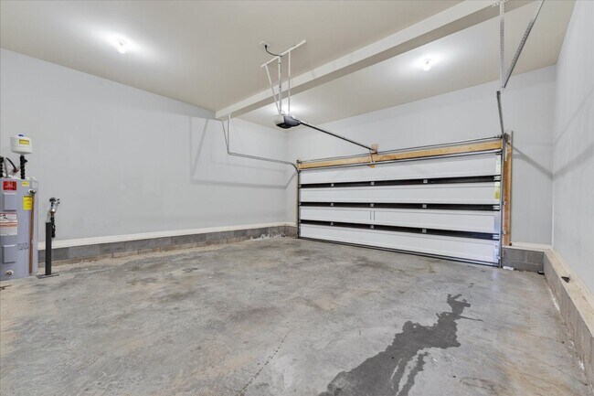 Building Photo - Pet Friendly Three Bedroom!