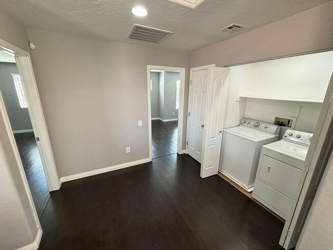 Building Photo - Gorgeous 3Bed/2.5Bath, 2-Story Home located in the Aliante Area- $500 Off Move In Fees