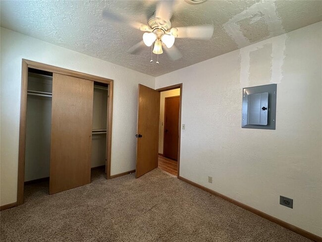 Building Photo - 2033 Delaware Ln