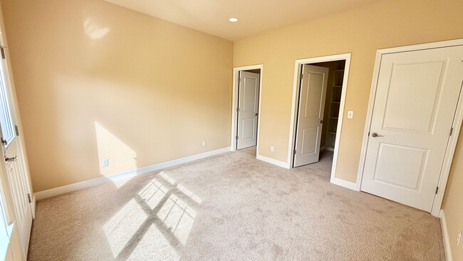 Building Photo - Desirable Mountain View 4 Bed + 3.5 Bath + Office Home. Close to Downtown Mountain View. Great Lo...