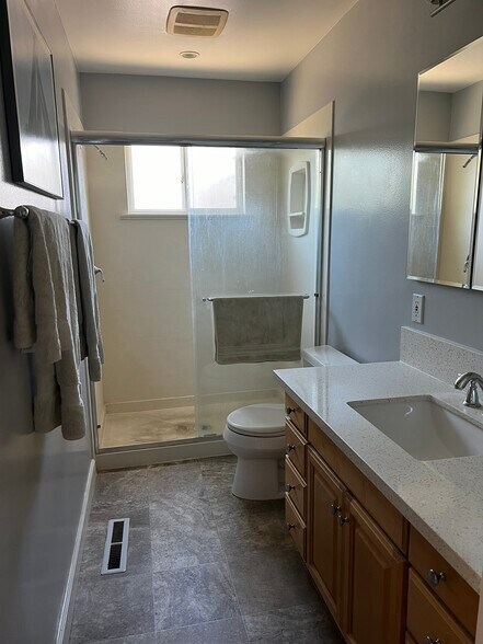 Building Photo - 1650 Glenroy Dr