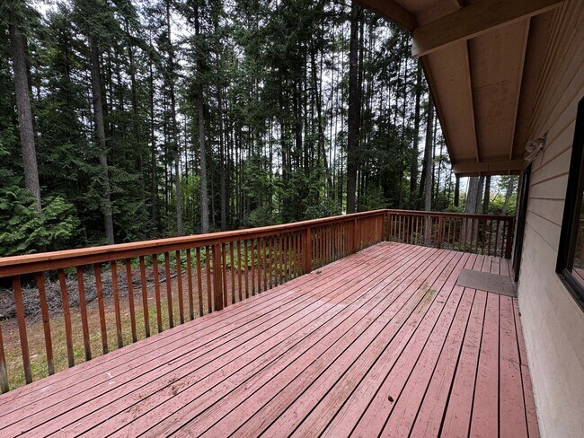 Building Photo - Silverdale Split-Level Home with Bonus Are...